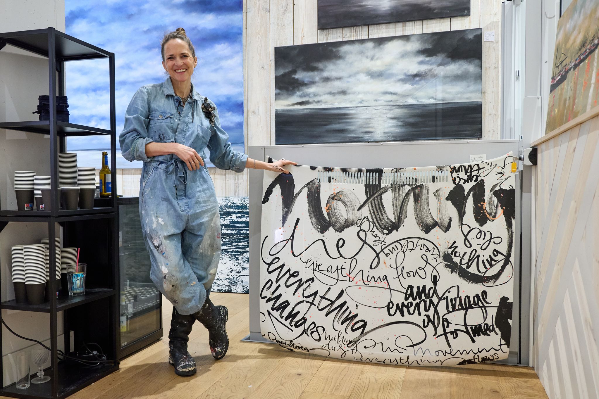 Eleganz in Tinte: Kalligraphin schreibt für Chanel & Co.