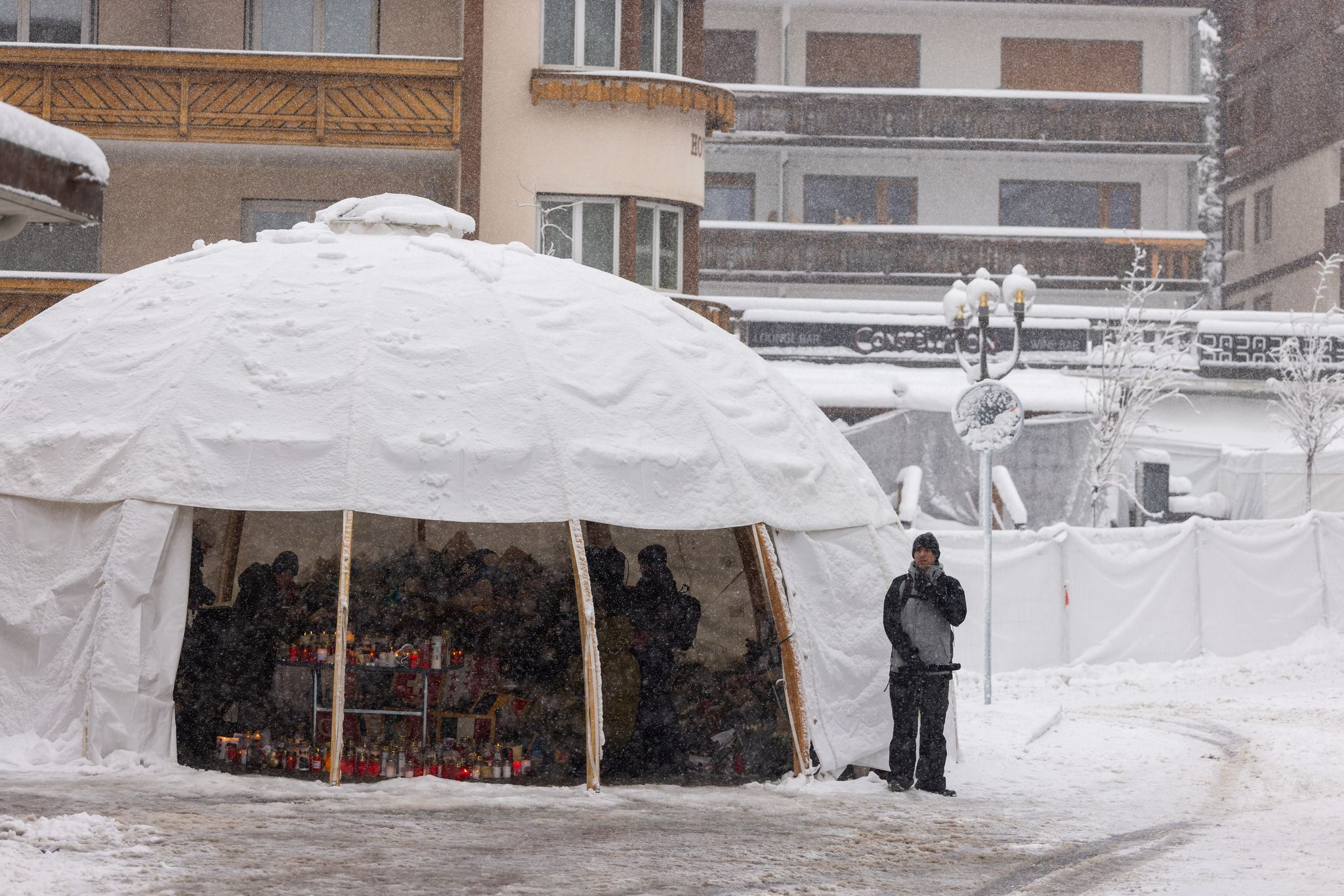Schweizer Bundespräsident kondoliert bei Trauerfeier in Crans-Montana