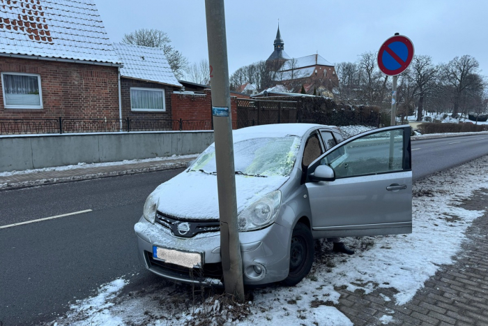 Vereiste Frontscheibe: Fahrzeugführerin fährt gegen Straßenlaterne