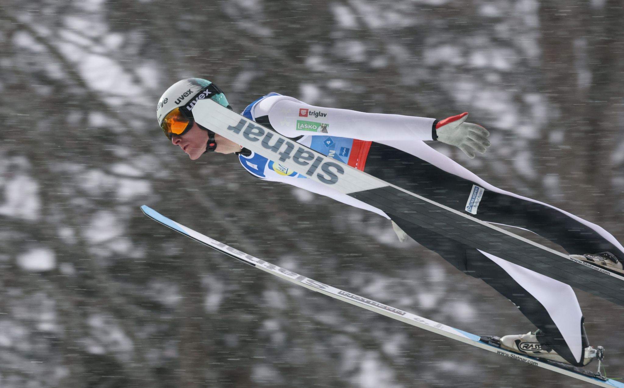 Skisprung-Dominator verliert Ski auf Schanze, kuriose Szenen bei Skiflug-WM