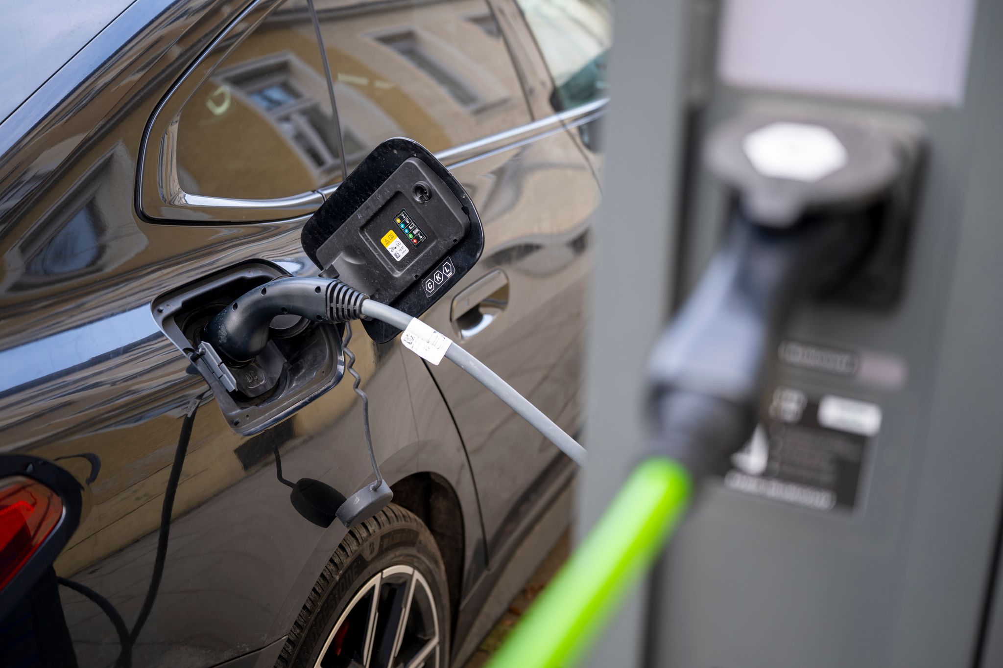Elektroautos in Deutschland: Hohe Hürden für Umstieg