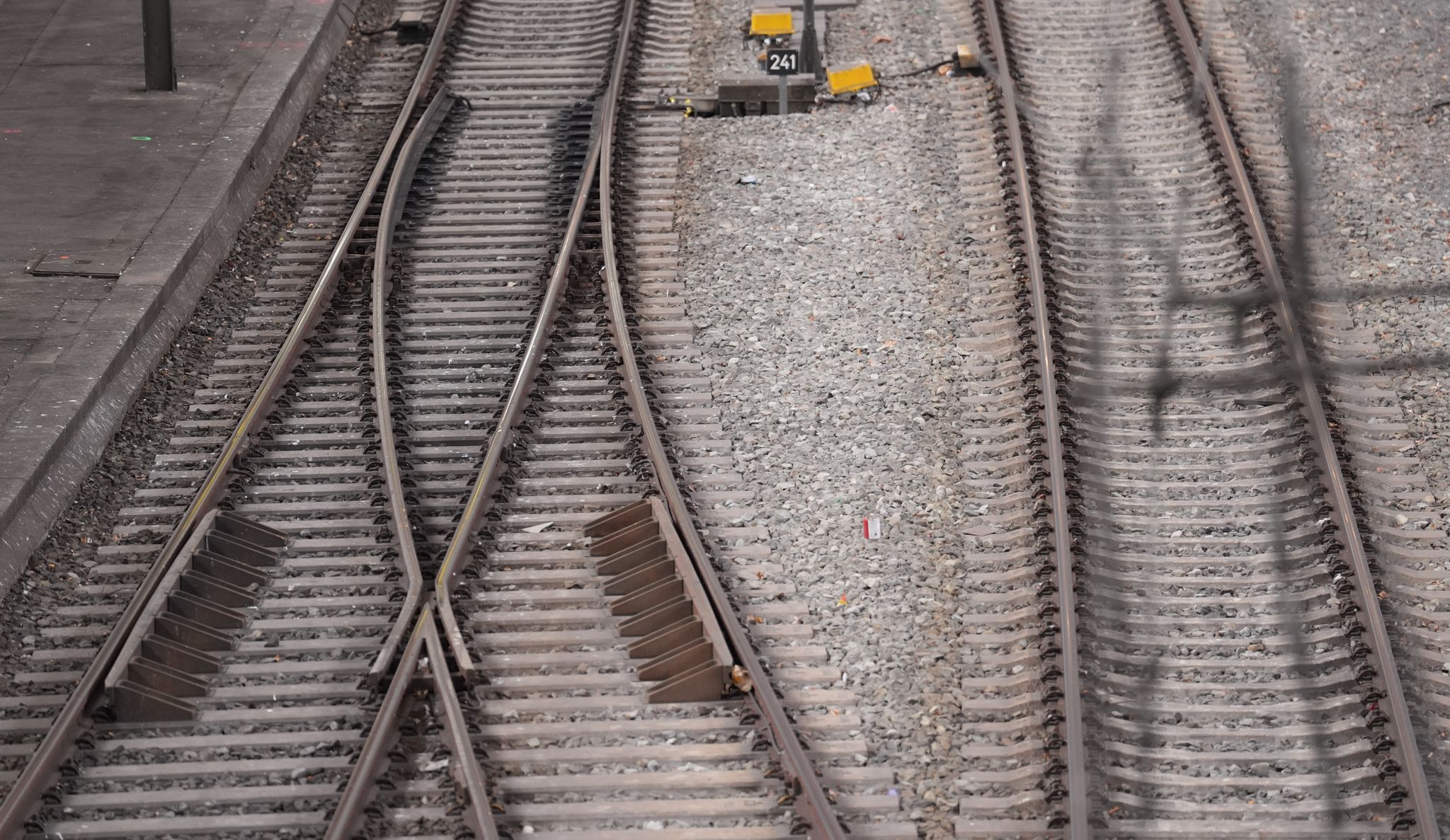 Europa bibbert: Zugverkehr lahmgelegt und Flugausfälle durch Winterwetter
