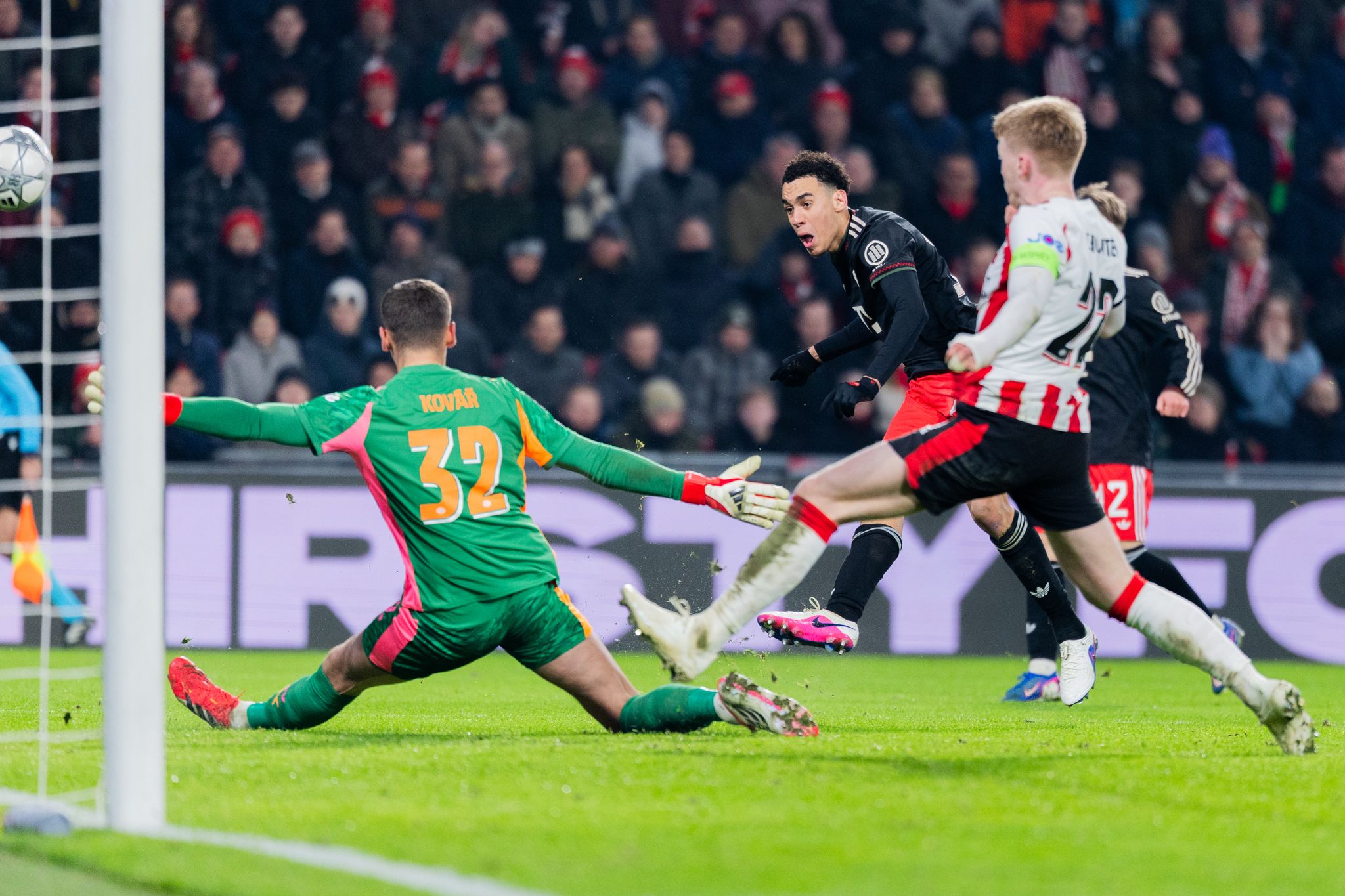 FC Bayern und BVB im Achtelfinale der Champions League,Spannung in den Playoffs – wer trifft auf wen? Eintracht Frankfurt bereits ausgeschieden.