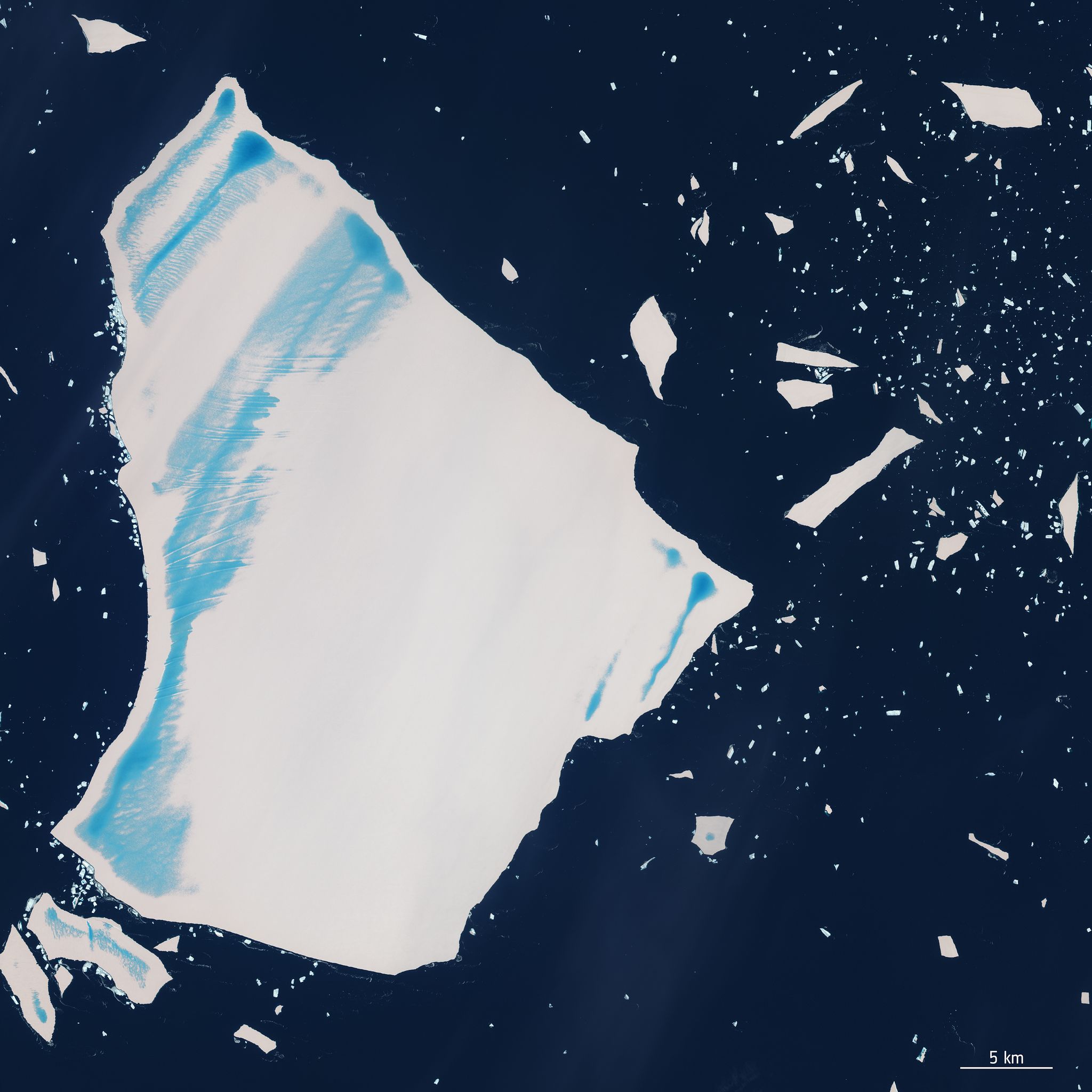 Einst weltgrößter Eisberg zerfällt – Satellit zeigt Details