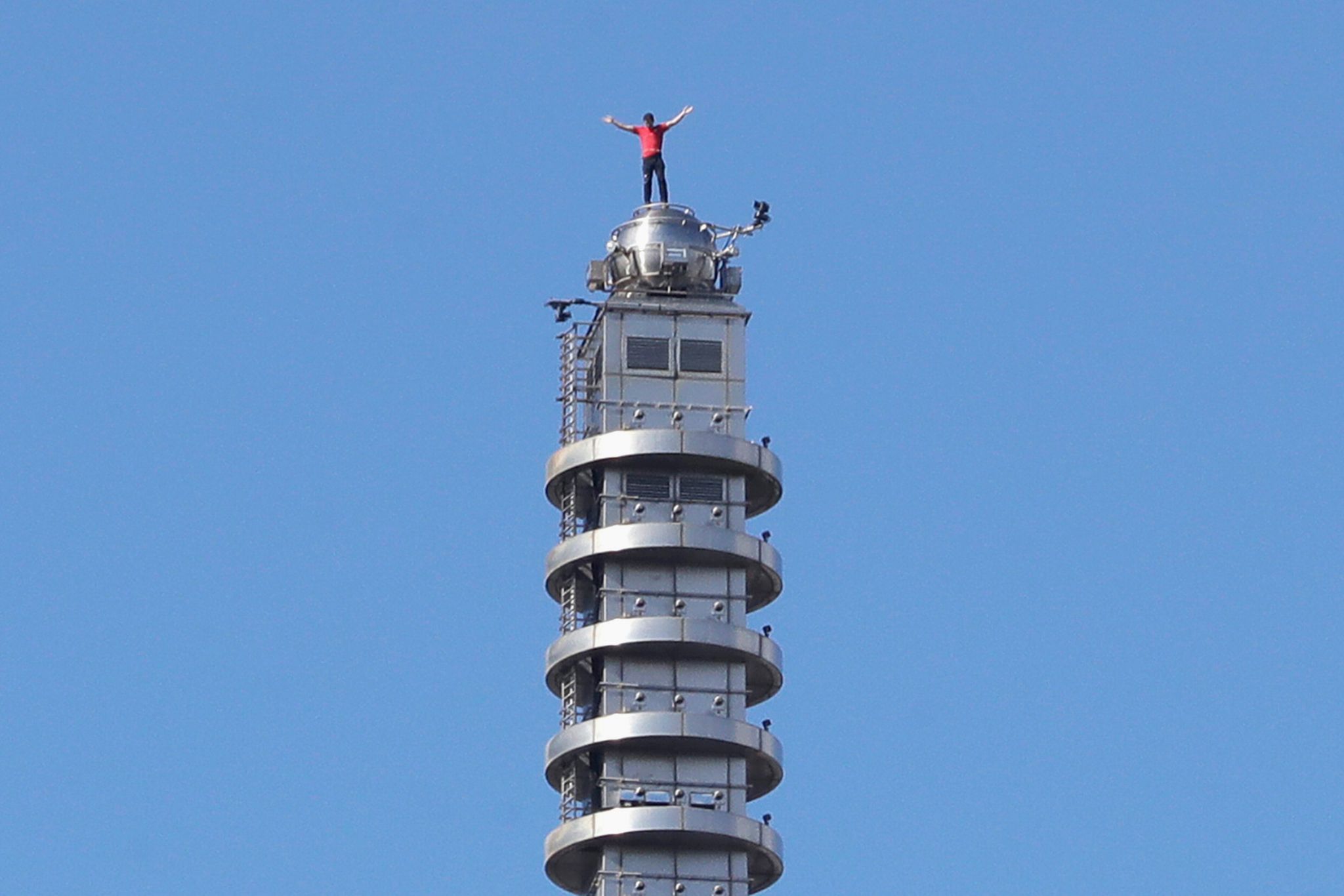 US-Freeclimber Alex Honnold besteigt Taipeh 101 ohne Sicherung,Live-Übertragung sorgt für Kritik