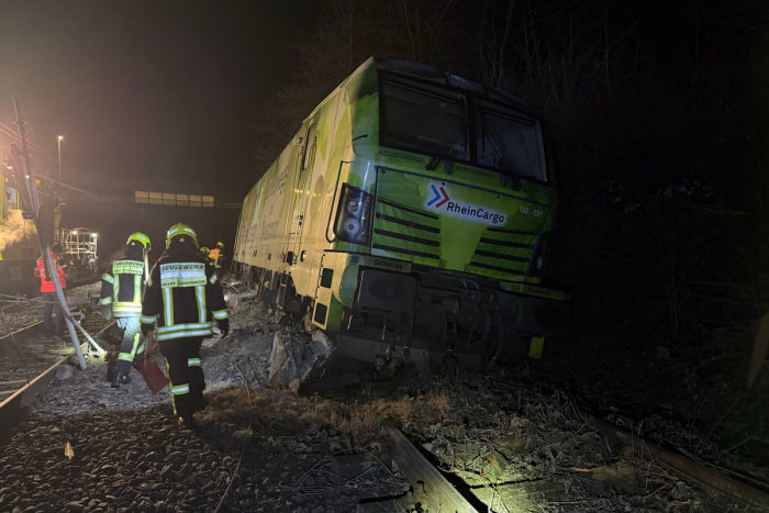 Rhein-Main-Gebiet: Entgleiste Lokomotive in Hattersheim