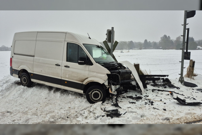 Elmshorn: Zusammenstoß zwischen Transporter und AKN-Zug