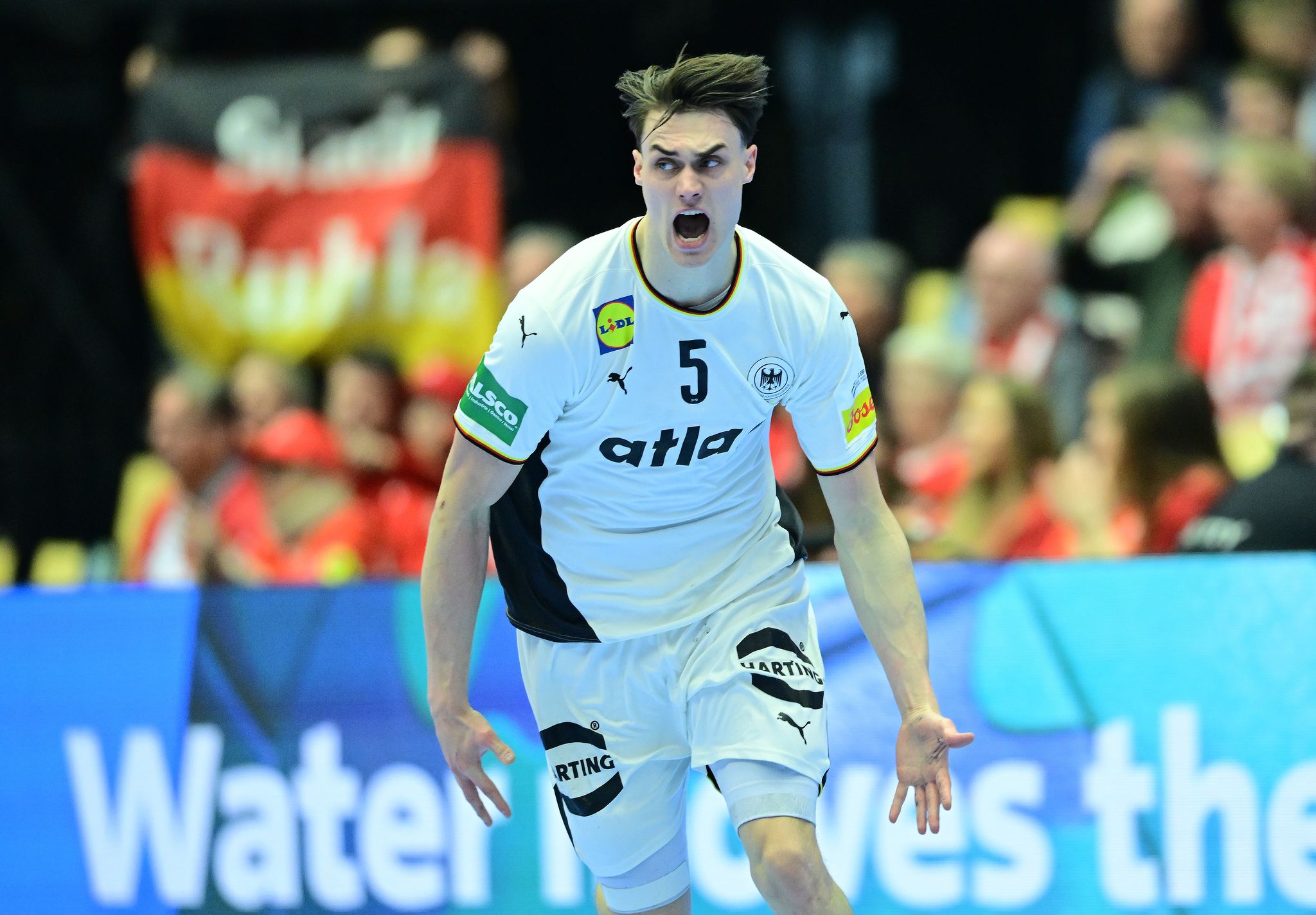 Handball-EM: Miro Schluroff – Der neue Hoffnungsträger,Er hat die Aufgabe zu werfen. Bei seiner Wurfkraft kann kein Torhüter den Ball sehen.