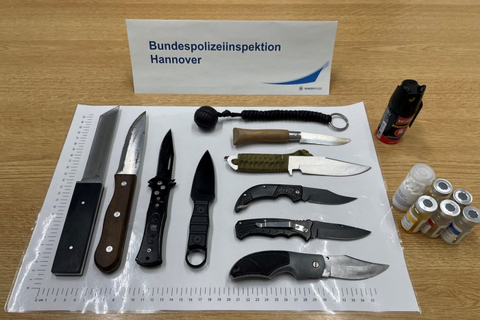 Gewaltkriminalität am Hauptbahnhof Hannover, Beamte sichern mehrere Messer.