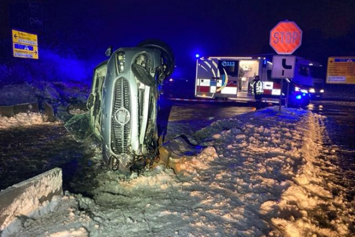 Obertshausen: Glatte Straßen sorgen für zahlreiche Unfälle und festgefahrene Fahrzeuge