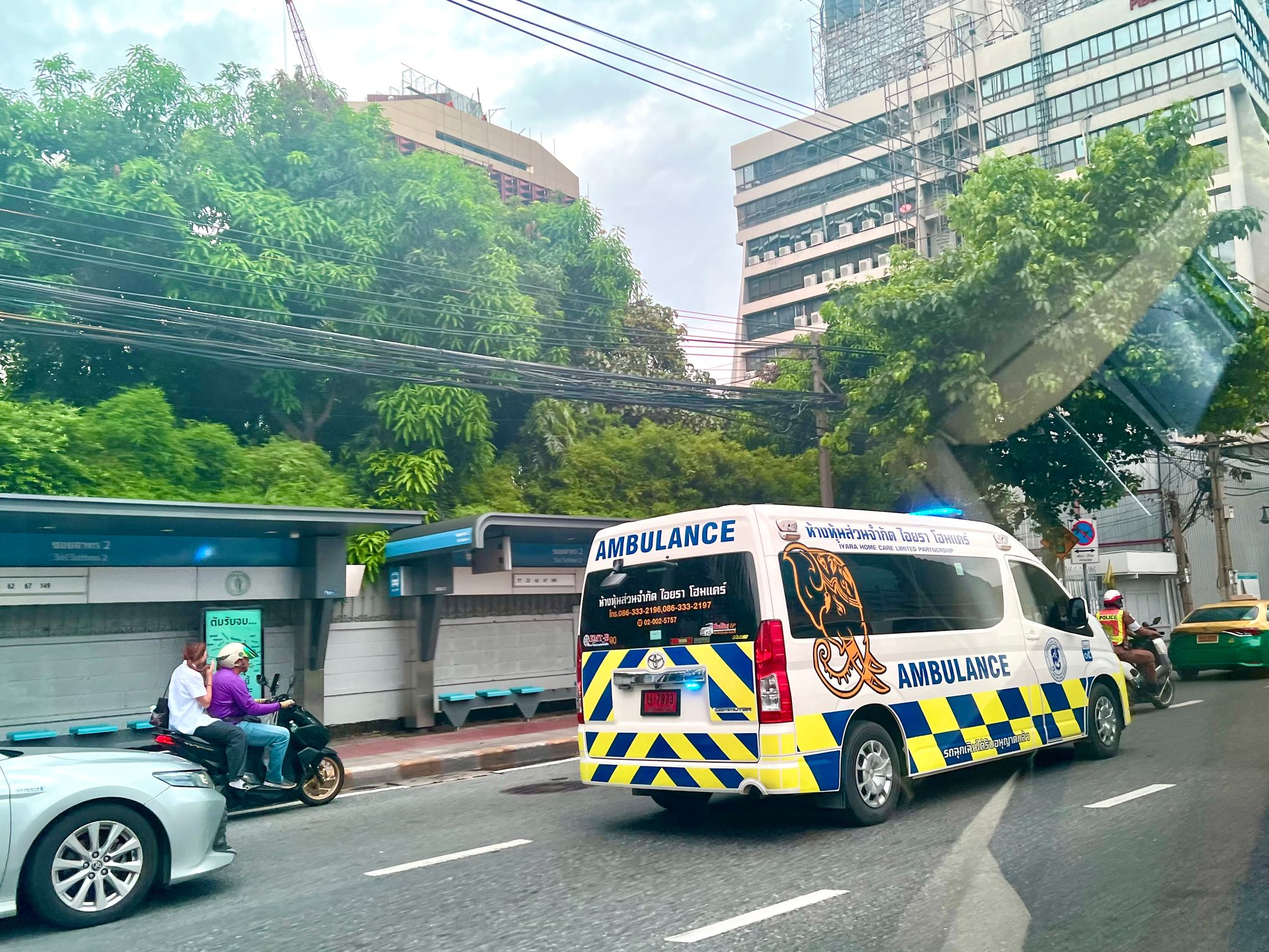 Tragödie in Thailand: Zug rast in umgestürzten Baukran