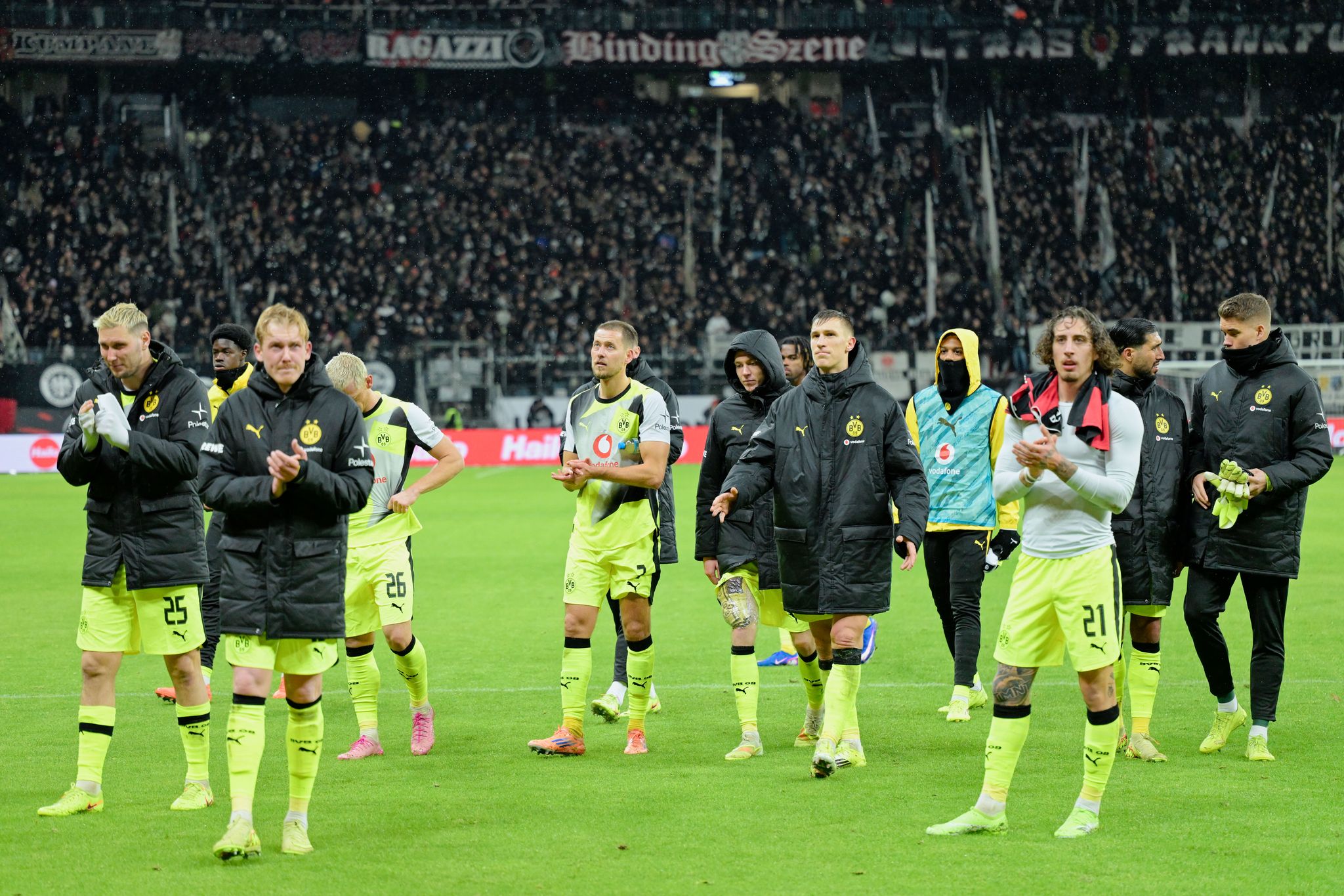 Spektakel in Frankfurt: BVB und Eintracht teilen sich die Punkte