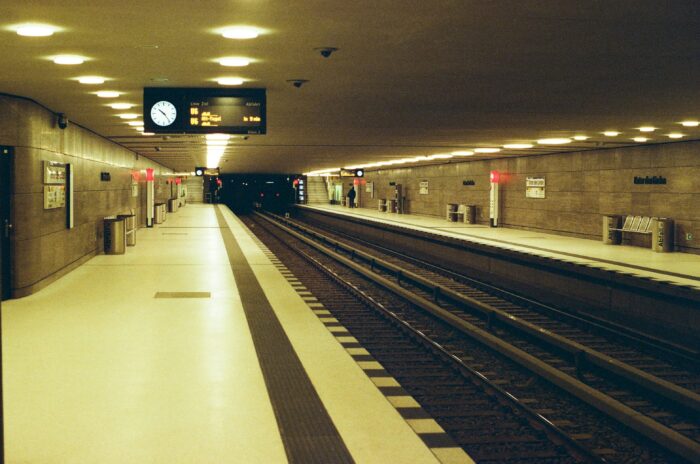 U-Bahnhof in Berlin: 17-Jähriger will E-Zigarette aufheben