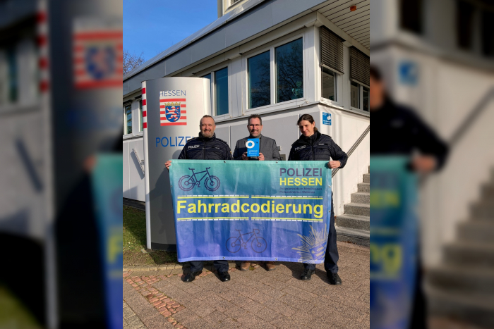 Wetteraukreis: Polizei übergibt Spende an Weißen Ring