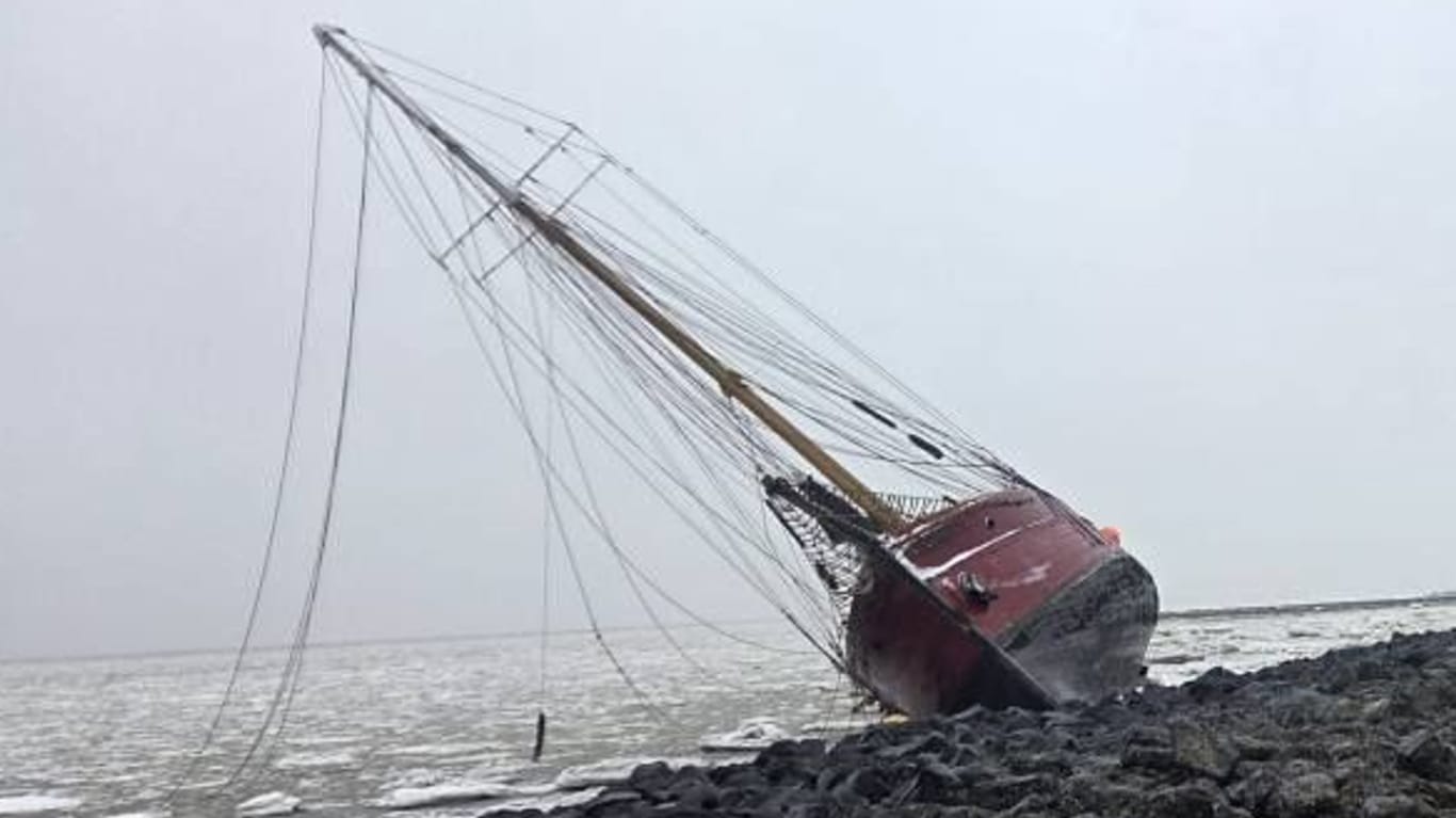 Cuxhaven: Segelschiff Ethel von Brixham zerbricht bei Bergung auf Elbe