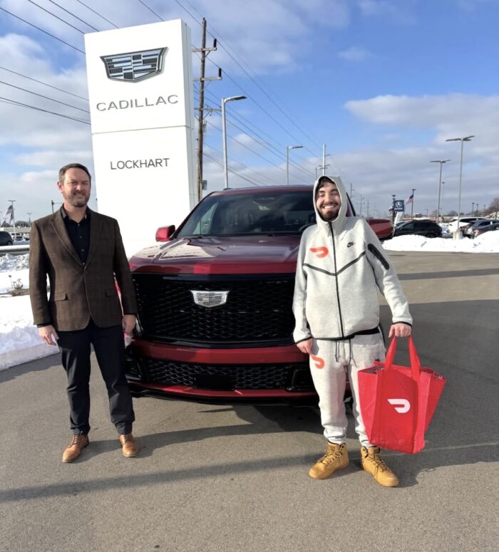 Lieferbote bekommt nach 100.000 Lieferungen Luxus-Auto als Belohnung geschenkt