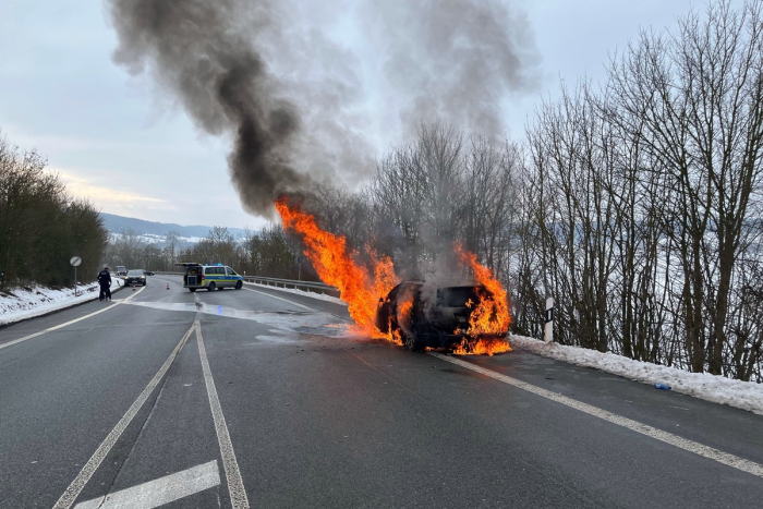 Welda: PKW brennt völlig aus