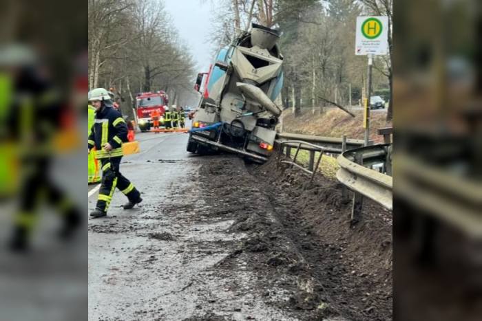 Langenhausen: Betonmischer verunfallt in Gnarrenburg