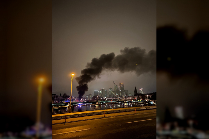 Frankfurt am Main: Busbrand am Mainufer in Sachsenhausen