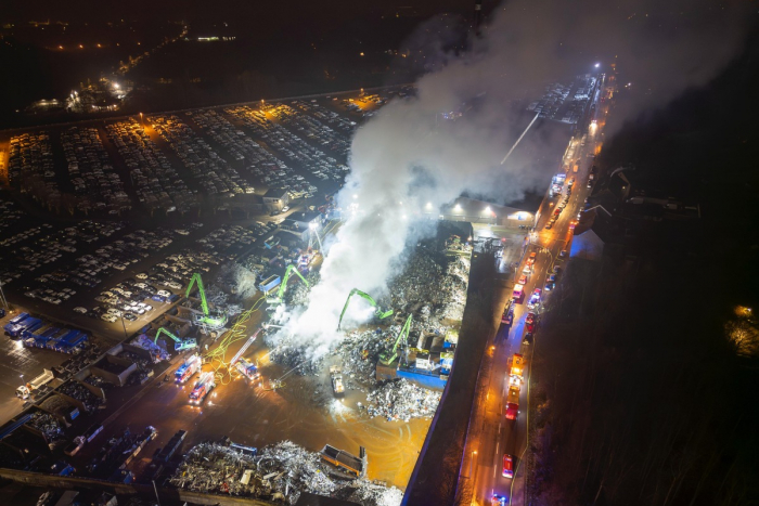 Schrottplatz in Essen brennt lichterloh
