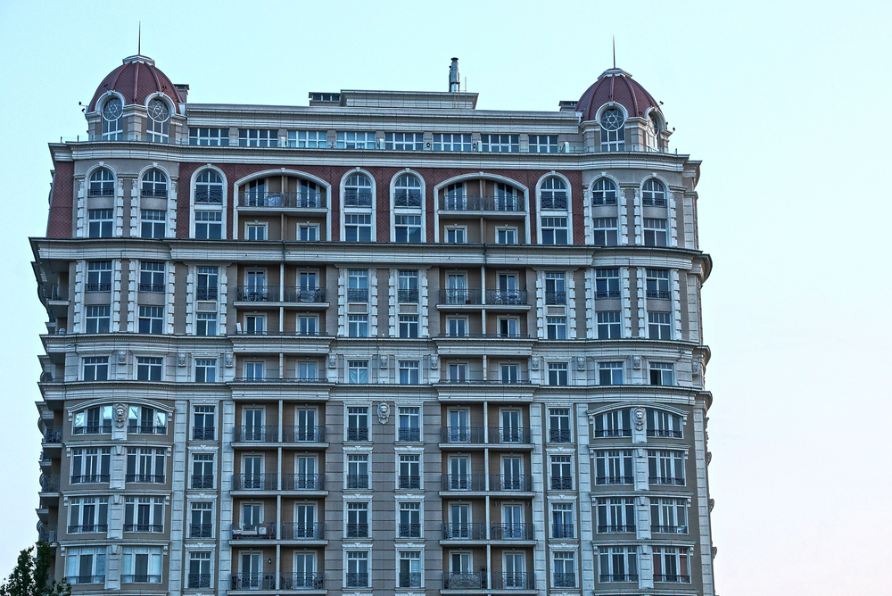 ASOS-Mitgründer stirbt bei Sturz aus Luxushotel – Mode-Millionär wurde 58 Jahre alt