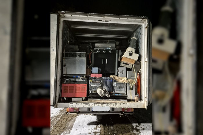 Talkau: Polizei stoppt überladenen Kleinlaster