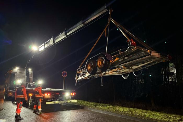 Kreuztal: Überladenes und verkehrsunsicheres Gespann gestoppt