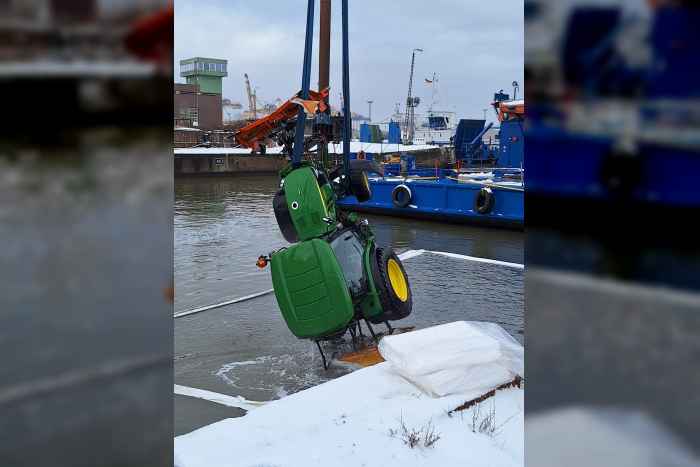 Bremerhaven: Streufahrzeug ins Hafenbecken gerutscht