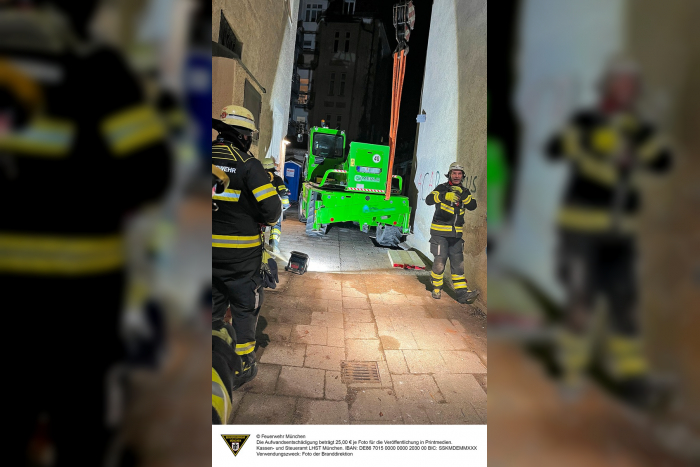 München: Beengter Kraneinsatz in der Westendstraße