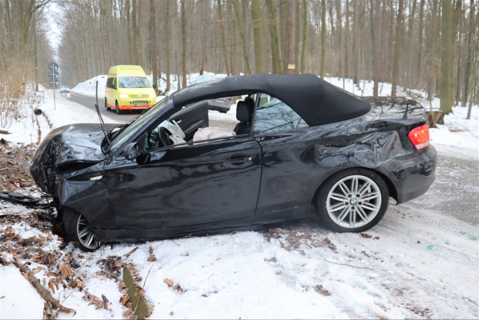 Löhne: Glätteunfall in Kurve