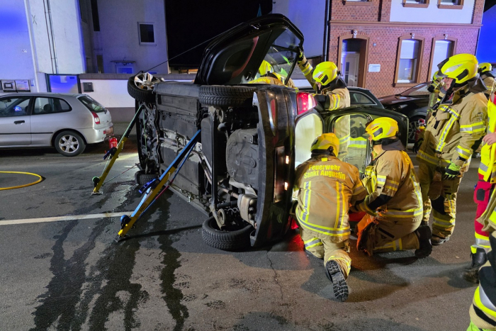 Mülldorf: Befreiung Fahrerin aus Unfallfahrzeug
