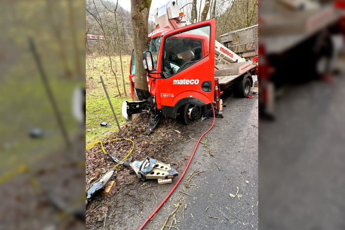 Eppstein im Taunus: Feuerwehr rettet Personen aus LKW