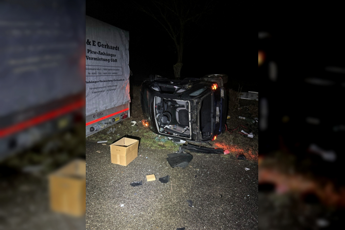 Bad Bergzabern: Smart stürzt nach Unfall auf die Seite