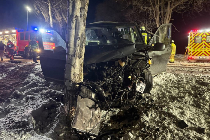 Freiburg im Breisgau: Autofahrer beschädigt PKW und flüchtet – Polizei sucht Zeugin