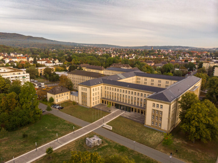 Mann lag tot unter seinem Auto: Gericht: Tödliche Pinkelpause im Wald ist kein Arbeitsunfall