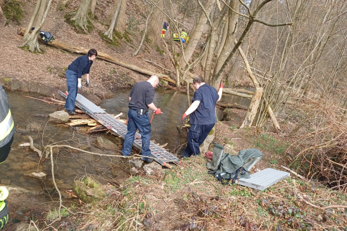 Esborn: Feuerwehr errichtet improvisierte Brücke für verletzte Spaziergängerin
