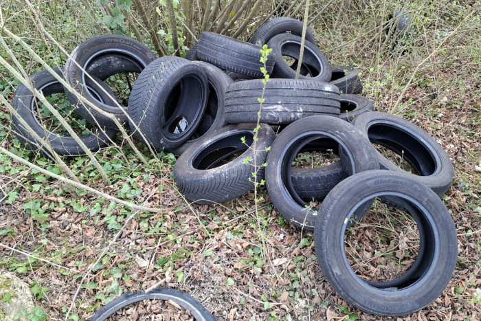 Emmendingen: Illegal entsorgte Altreifen in den Reben – Zeugen gesucht