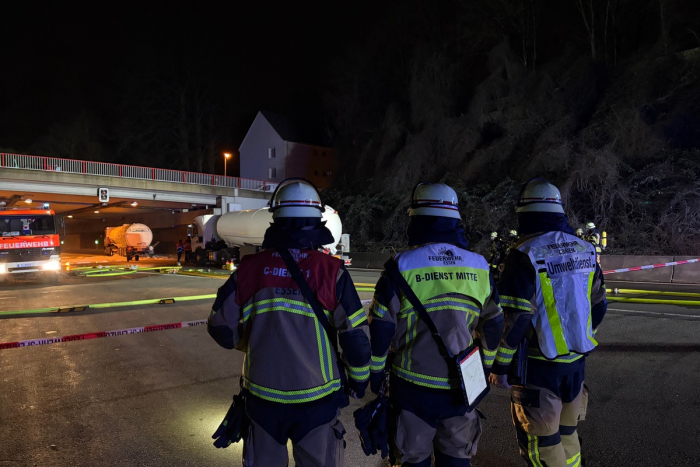 Essen: Verkehrsunfall auf BAB 52 führt zu Gefahrguteinsatz