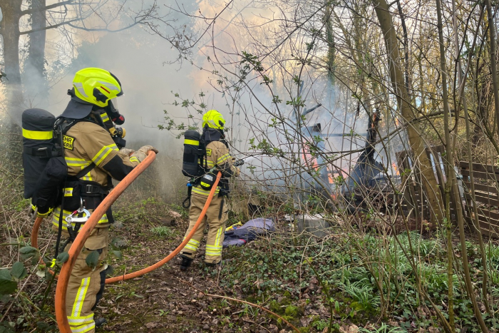 Paderborn: Feuerwehr löscht brennenden Holzverschlag im Philosophenwegsbereich