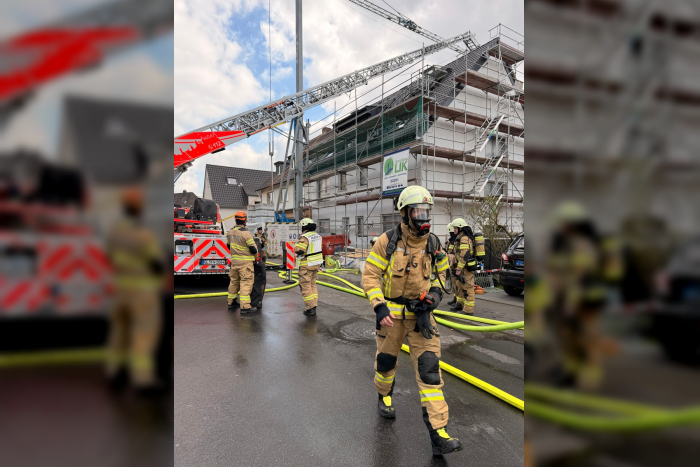 Bergisch Gladbach: Brand im Dachstuhl eines Wohngebäudes in Refrath