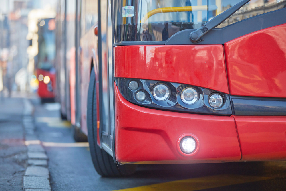 Tödlicher Busunfall im Alb-Donau-Kreis: Linienbus gerät in Gegenverkehr – ein Mann stirbt