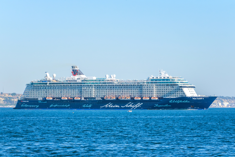 Drohnen-Alarm vor Dubai: Einschlag nahe „Mein Schiff 4“