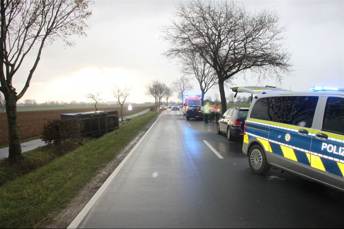 Vinsebeck: Windböe erfasst Anhänger