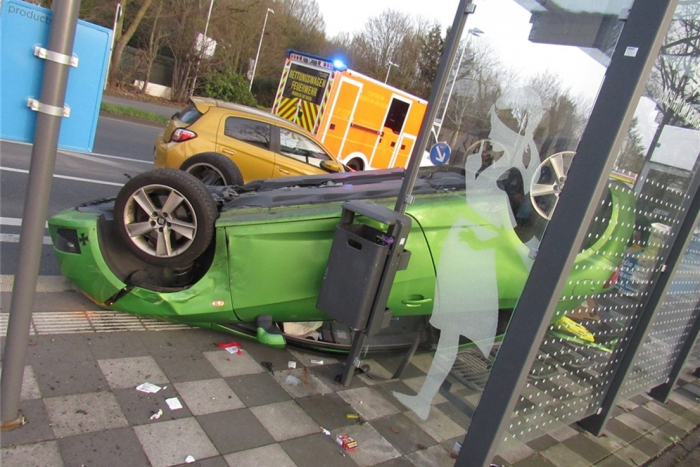 Auto überschlägt sich und kracht in Bushaltestelle: Schutzengel im Spiel