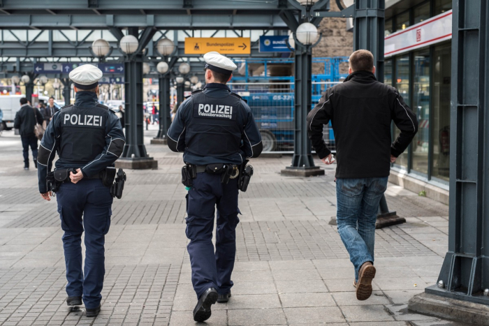 Hamburg Hauptbahnhof: 42-Jähriger betrunken vor Bundespolizeirevier am Hauptbahnhof, Polizei nimmt Mann in Gewahrsam