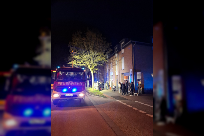 FW Bocholt: Brand in Küche, eine Person verletzt