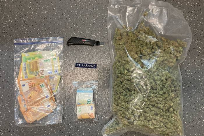 Kalk: 260310-3-K Einsatztrupp (ET) Präsenz beschlagnahmt Cannabis