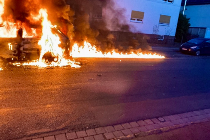 Lehrte: PKW in Brand während der Fahrt