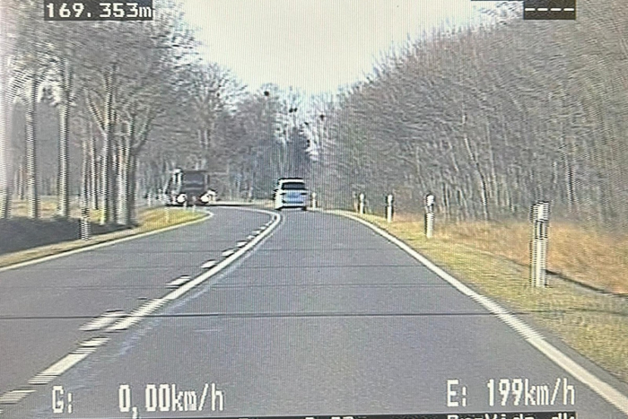 Grimmen: Rasender Kleinbus auf B105