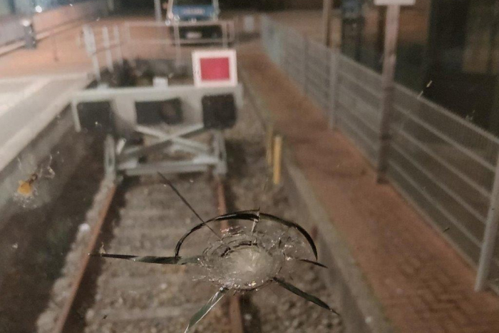 Norddeich: Zug vermutlich mit Steinen beworfen